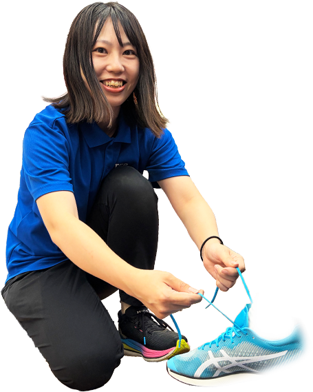 靴紐を結ぶ女性